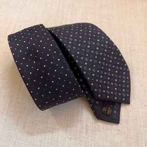 Louis Vuitton Gradient Dark Blue Tie with White Dots Excellent in new condition.